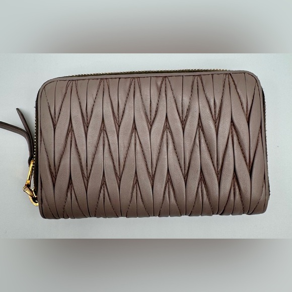 Miu Miu Taupe Quilted Leather Wallet | Professional Refurbished - Picture 3 of 12